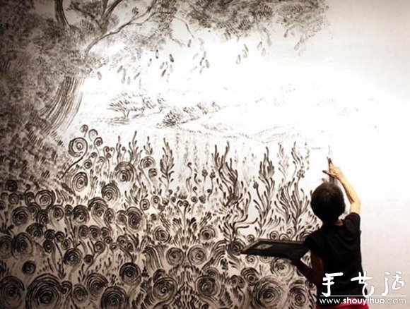 雙手蘸木炭細(xì)粉繪制的山水畫 -  itrip.net.cn