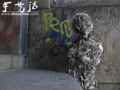 廢棄的報(bào)紙制作的折紙僵尸 -  itrip.net.cn