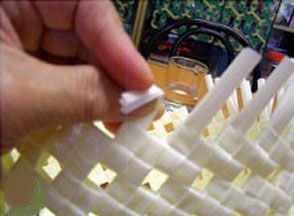飲料吸管廢物利用制作收納筐的教程 -  itrip.net.cn
