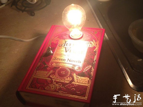 書本制作濃厚藝術(shù)氣息的臺(tái)燈 -  itrip.net.cn