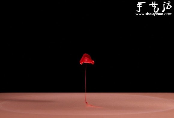 抓拍液體在水中的凝固瞬間 -  itrip.net.cn