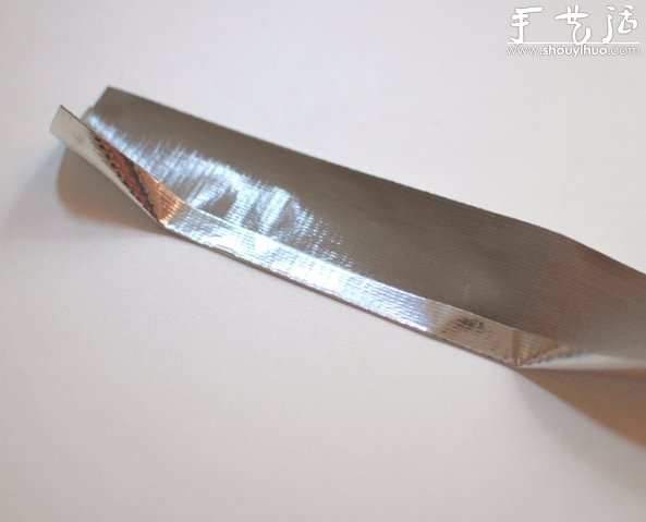 DIY超簡單銀色膠帶手鐲 -  itrip.net.cn