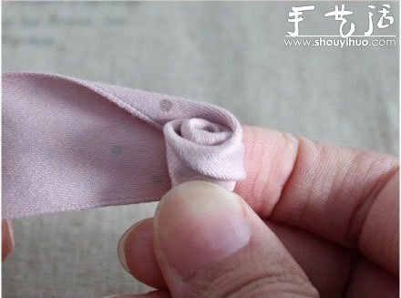 教你如何制作玫瑰花發(fā)繩發(fā)飾 -  itrip.net.cn