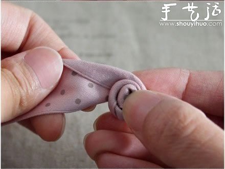 教你如何制作玫瑰花發(fā)繩發(fā)飾 -  itrip.net.cn