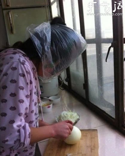 二貨女友切洋蔥的方式 -  itrip.net.cn