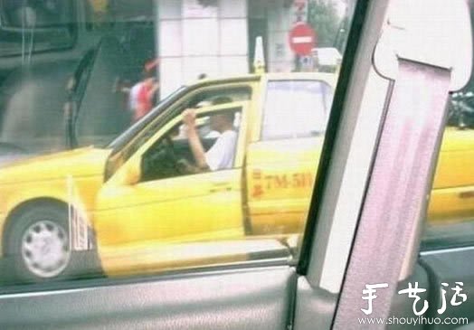 大哥，這樣開車不嫌累么? -  itrip.net.cn