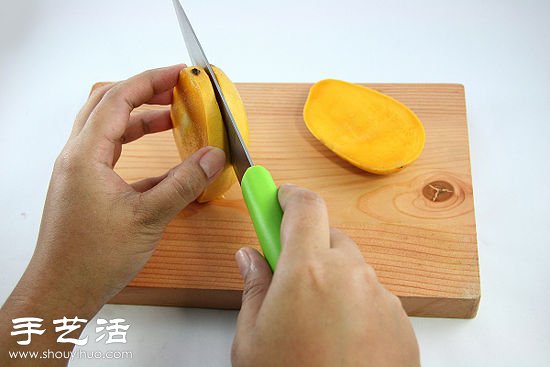芒果丁的切法 教你如何切出漂亮的芒果丁  -  itrip.net.cn