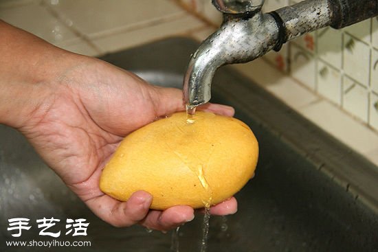芒果丁的切法 教你如何切出漂亮的芒果丁  -  itrip.net.cn