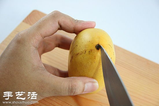 芒果丁的切法 教你如何切出漂亮的芒果丁  -  itrip.net.cn