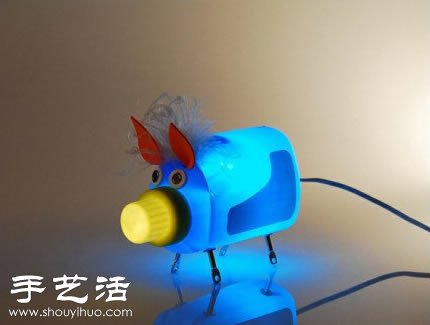 洗衣液塑料瓶廢物利用DIY搞笑豬臺(tái)燈 -  itrip.net.cn