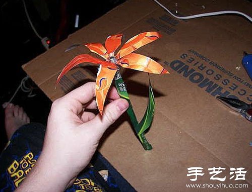 易拉罐廢物利用手工制作百合花 -  itrip.net.cn