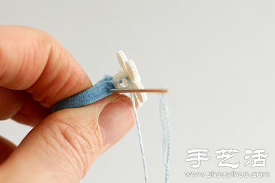 紐扣+松緊帶 DIY手工制作可愛(ài)小花戒指 -  itrip.net.cn