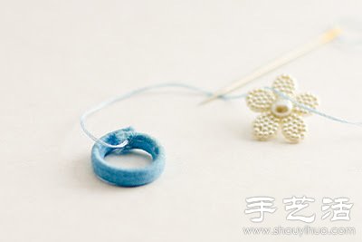 紐扣+松緊帶 DIY手工制作可愛(ài)小花戒指 -  itrip.net.cn