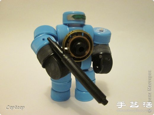 塑料瓶蓋變廢為寶手工制作機(jī)械戰(zhàn)警玩具 -  itrip.net.cn