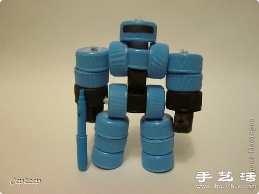 塑料瓶蓋變廢為寶手工制作機(jī)械戰(zhàn)警玩具 -  itrip.net.cn
