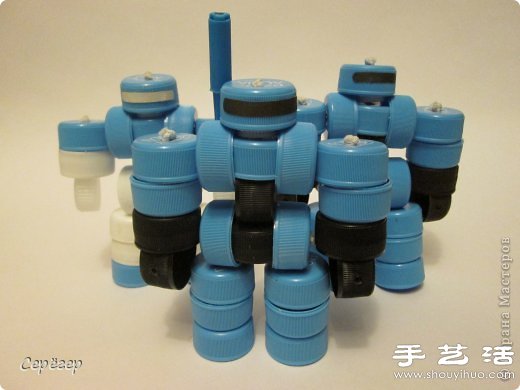 塑料瓶蓋變廢為寶手工制作機(jī)械戰(zhàn)警玩具 -  itrip.net.cn