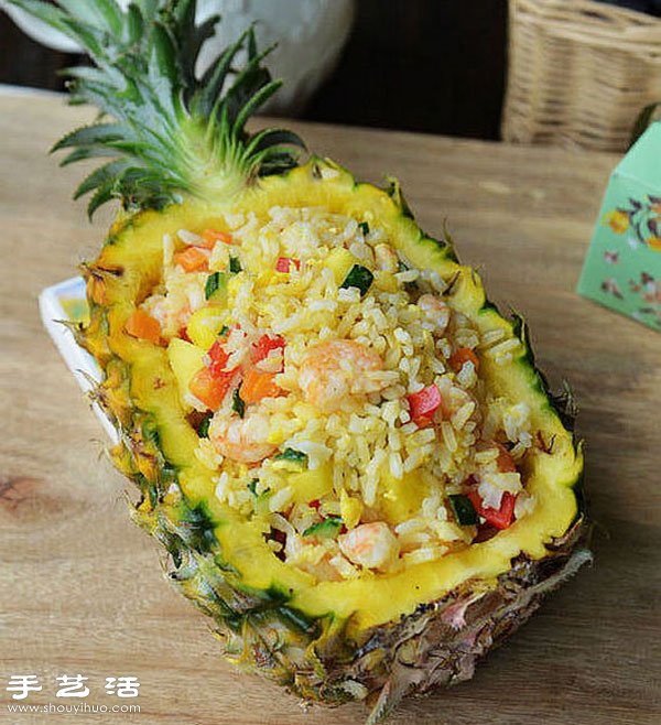 時令水果創(chuàng)意DIY 爽口菠蘿炒飯的做法 -  itrip.net.cn