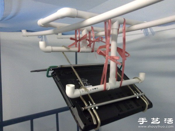 PVC管+金屬棒 DIY寢室躺著看片筆記本架 -  itrip.net.cn