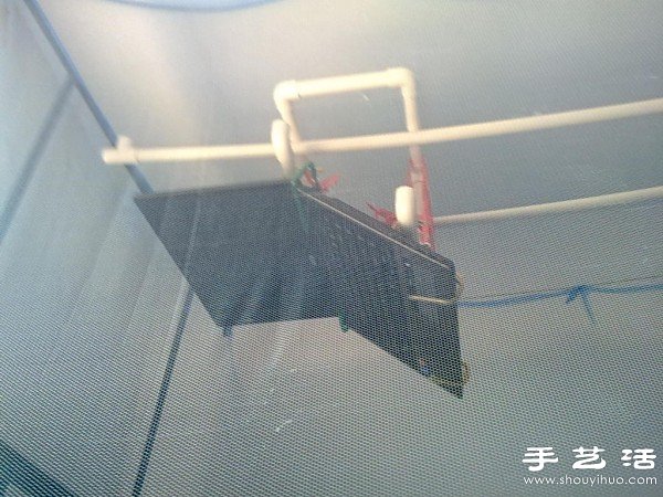 PVC管+金屬棒 DIY寢室躺著看片筆記本架 -  itrip.net.cn