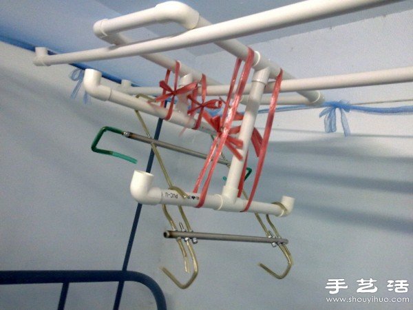 PVC管+金屬棒 DIY寢室躺著看片筆記本架 -  itrip.net.cn
