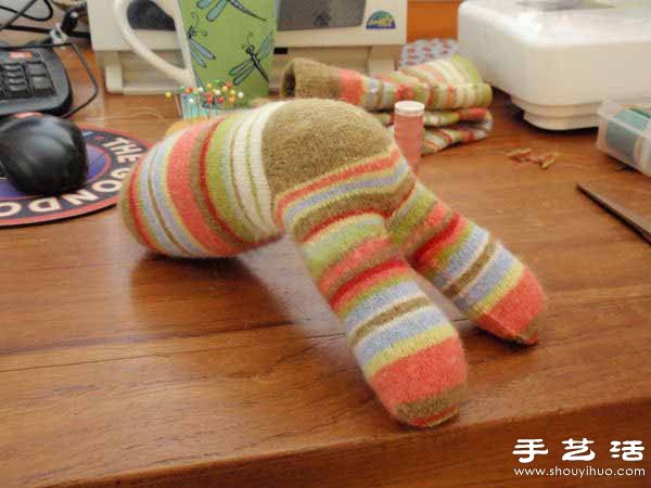 襪子制作毛絨絨的可愛小狗玩偶 -  itrip.net.cn