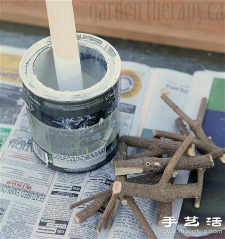 樹枝+木板 手工制作環(huán)保掛衣架 -  itrip.net.cn