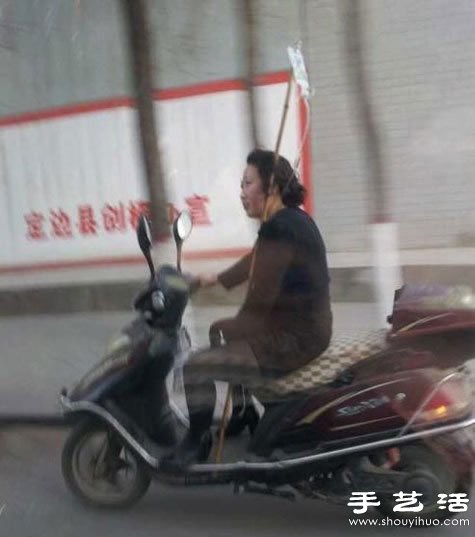 女漢子展示邊輸液邊騎電動(dòng)車的絕技 -  itrip.net.cn