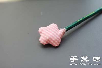 不織布教程：布藝小花改造抱枕的方法 -  itrip.net.cn