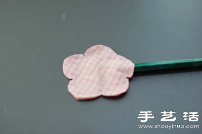 不織布教程：布藝小花改造抱枕的方法 -  itrip.net.cn