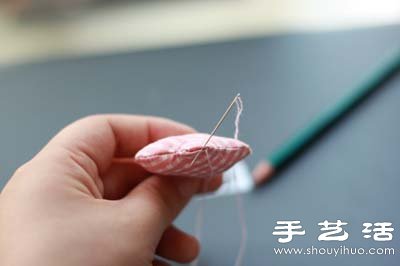 不織布教程：布藝小花改造抱枕的方法 -  itrip.net.cn