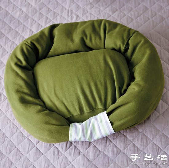 長(zhǎng)袖T恤+靠枕/抱枕 廢物利用手工制作狗窩 -  itrip.net.cn