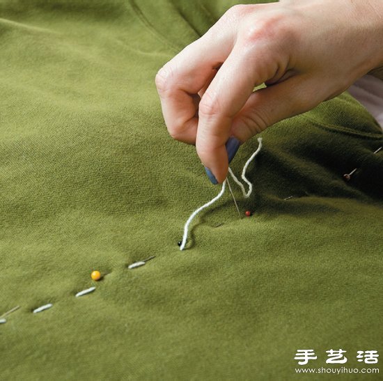 長(zhǎng)袖T恤+靠枕/抱枕 廢物利用手工制作狗窩 -  itrip.net.cn