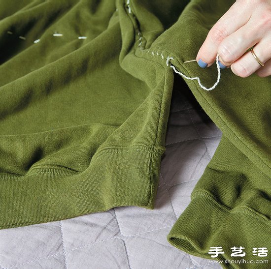 長(zhǎng)袖T恤+靠枕/抱枕 廢物利用手工制作狗窩 -  itrip.net.cn
