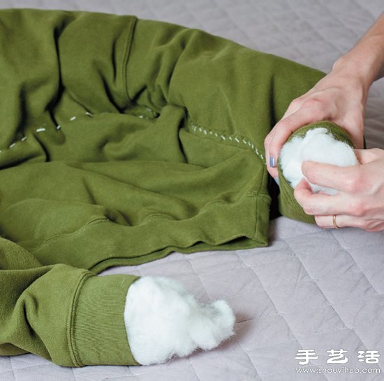 長(zhǎng)袖T恤+靠枕/抱枕 廢物利用手工制作狗窩 -  itrip.net.cn