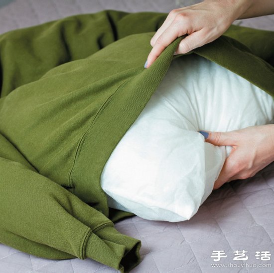 長(zhǎng)袖T恤+靠枕/抱枕 廢物利用手工制作狗窩 -  itrip.net.cn