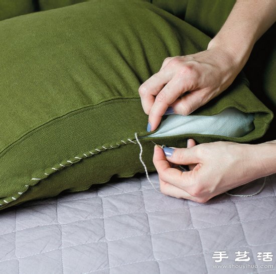 長(zhǎng)袖T恤+靠枕/抱枕 廢物利用手工制作狗窩 -  itrip.net.cn