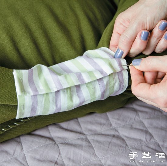 長(zhǎng)袖T恤+靠枕/抱枕 廢物利用手工制作狗窩 -  itrip.net.cn