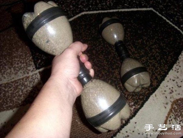可樂瓶廢物利用手工制作啞鈴 -  itrip.net.cn