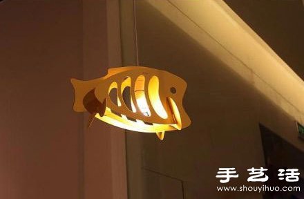 塑料板手工制作魚兒吊燈的方法教程 -  itrip.net.cn