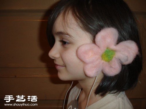 羊毛氈手工DIY制作耳機(jī)裝飾花圖解教程 -  itrip.net.cn