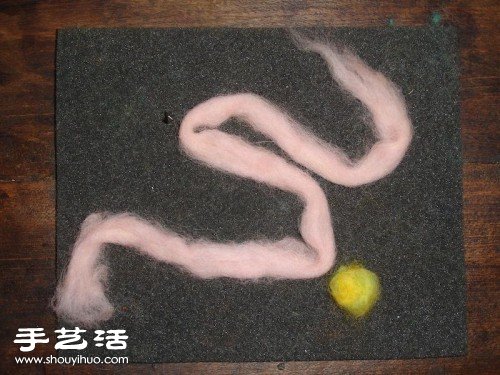 羊毛氈手工DIY制作耳機(jī)裝飾花圖解教程 -  itrip.net.cn