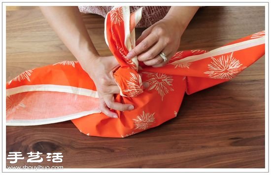 用方布包扎茶壺的方法 茶壺的包法圖解教程 -  itrip.net.cn