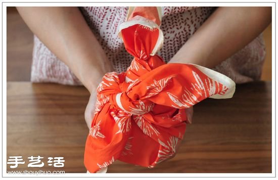 用方布包扎茶壺的方法 茶壺的包法圖解教程 -  itrip.net.cn