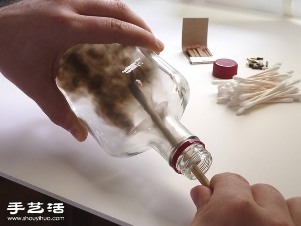 玻璃瓶內(nèi)壁上畫出逼真的煙熏畫 -  itrip.net.cn
