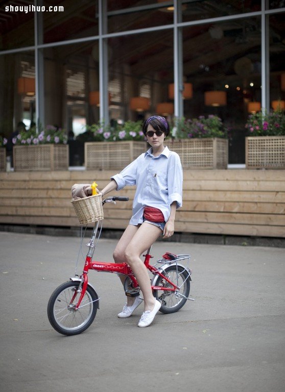 莫斯科優(yōu)雅徜徉都市區(qū)間的時(shí)髦單車女孩 -  itrip.net.cn