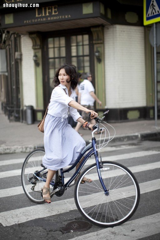 莫斯科優(yōu)雅徜徉都市區(qū)間的時(shí)髦單車女孩 -  itrip.net.cn