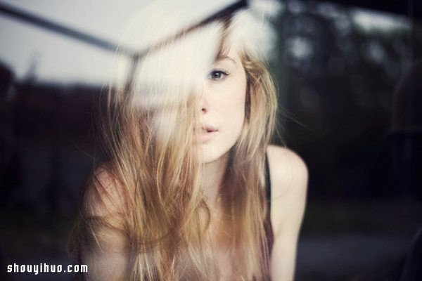 隔著玻璃窗的女孩 倒影拍出夢幻美感照片 -  itrip.net.cn