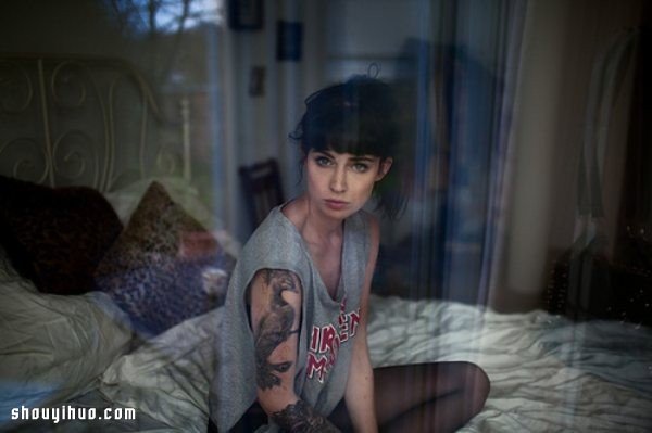 隔著玻璃窗的女孩 倒影拍出夢幻美感照片 -  itrip.net.cn