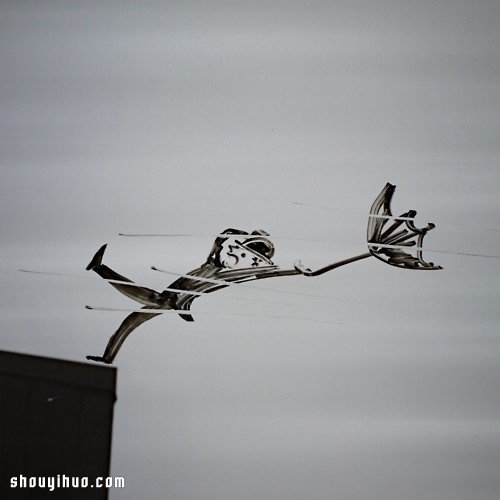 玻璃上的創(chuàng)意涂鴉藝術(shù) 與窗外風(fēng)景融為一體 -  itrip.net.cn