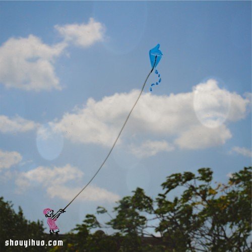 玻璃上的創(chuàng)意涂鴉藝術(shù) 與窗外風(fēng)景融為一體 -  itrip.net.cn